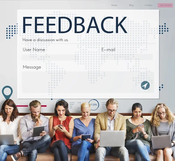 Menschen sitzen mit Geräten und Feedback — Stockfoto