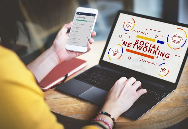 Woman browsing mobile — Stock Photo, Image