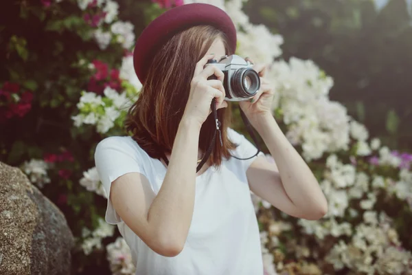 Schöne Frau mit Kamera — Stockfoto