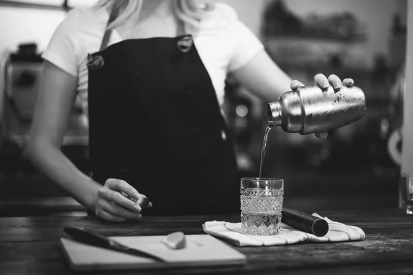 Kvinnan barista att göra cocktail — Stockfoto