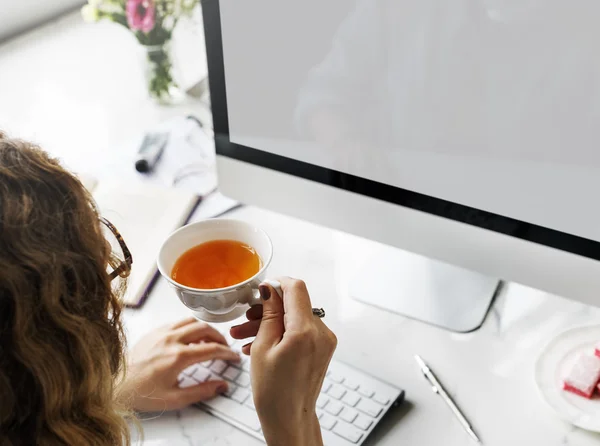 Vrouw die met de computer werkt en — Stockfoto