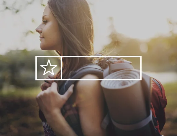 Mulher feliz viajando com mochila — Fotografia de Stock