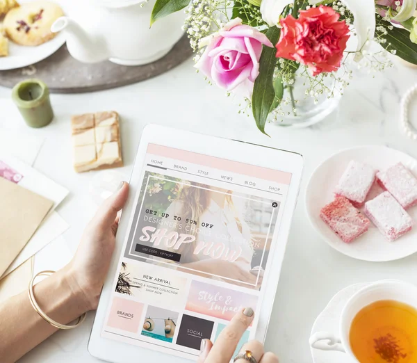 Woman browsing digital tablet — Stock Photo, Image