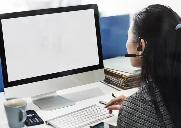 Empresária trabalhando no computador com monitor em branco — Fotografia de Stock