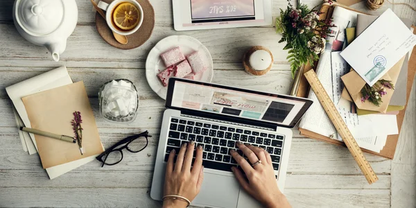 Woman working in beautiful office — Stock Photo, Image