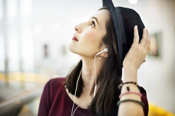 Mulher bonita com fones de ouvido — Fotografia de Stock