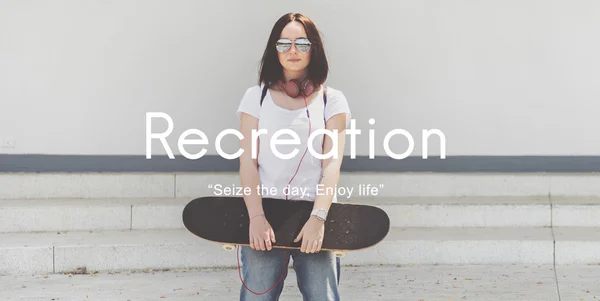Jonge vrouw met skateboard in hand — Stockfoto