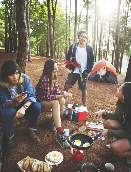 Meilleurs amis cuisine en forêt — Photo