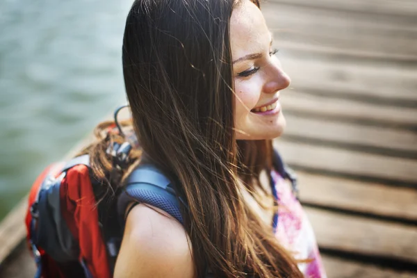 Donna felice che viaggia con lo zaino — Foto Stock