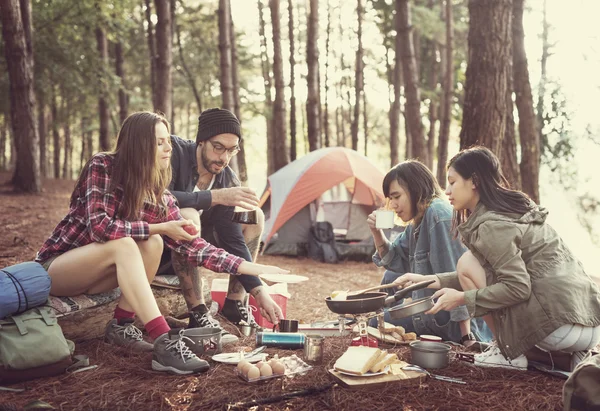 Mejores amigos cocinando en el bosque — Foto de Stock