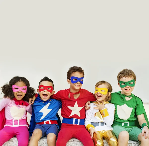 Superhrdina děti hrají spolu — Stock fotografie