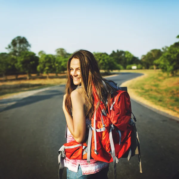 Szczęśliwa kobieta podróżujących z plecakiem — Zdjęcie stockowe
