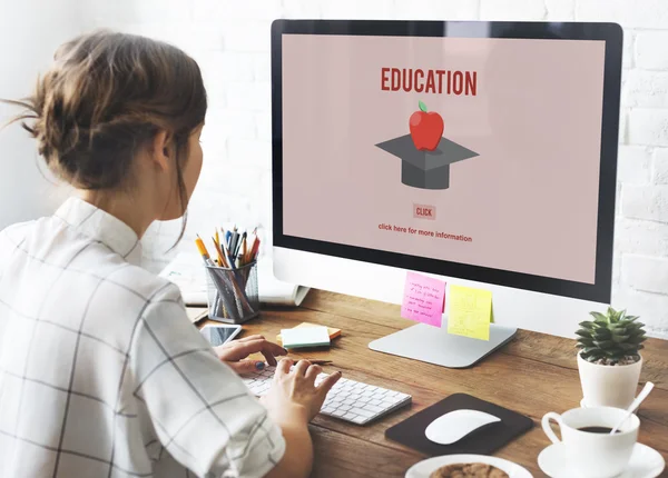 Jonge vrouw werkt met computer — Stockfoto