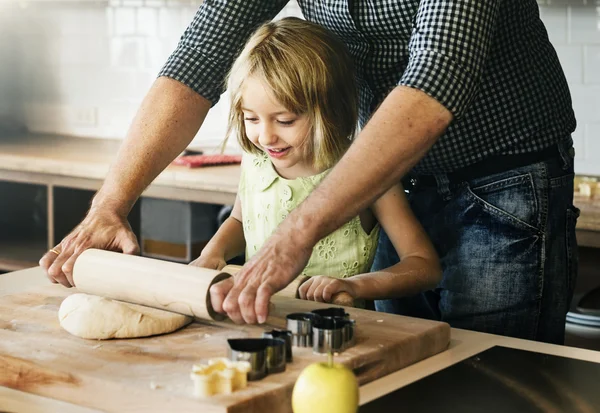 Lány és a nagyapja sütni sütiket — Stock Fotó