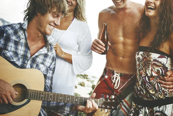 Friends spend time at Beach — Stock Photo, Image