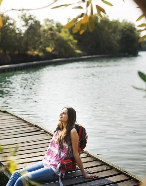 Donna felice che viaggia con lo zaino — Foto Stock