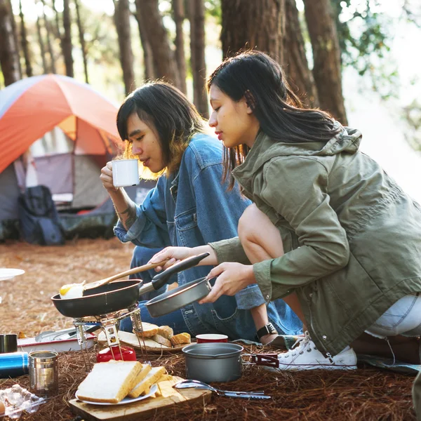 Best friends cooking in forest — Stock Photo, Image