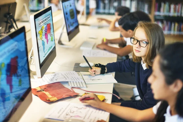 Kinderen studeren met computer — Stockfoto