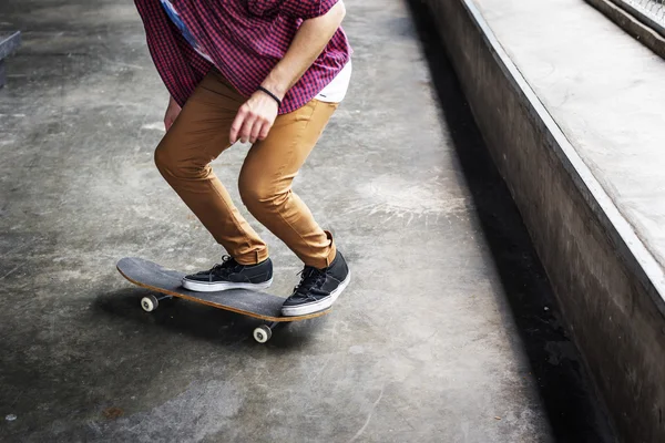 Hipster-Mann fährt auf Skateboard — Stockfoto