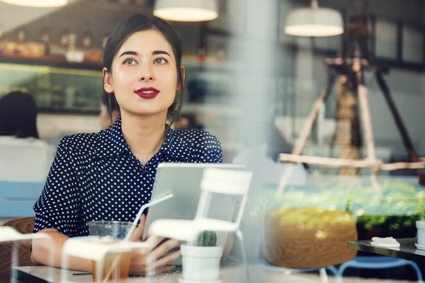 Frau benutzt Laptop in Café — Stockfoto