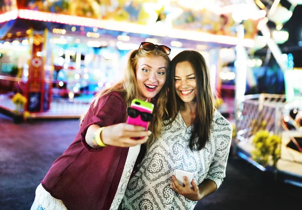Freunde machen Selfie im Freizeitpark — Stockfoto