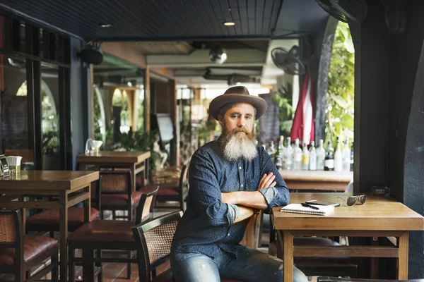 Homme assis dans un café avec ordinateur portable — Photo