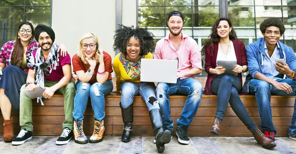 Grupo de estudiantes con dispositivos digitales — Foto de Stock