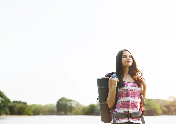 Glückliche Frau mit Rucksack unterwegs — Stockfoto