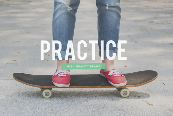 Žena na skateboard v červené boty — Stock fotografie