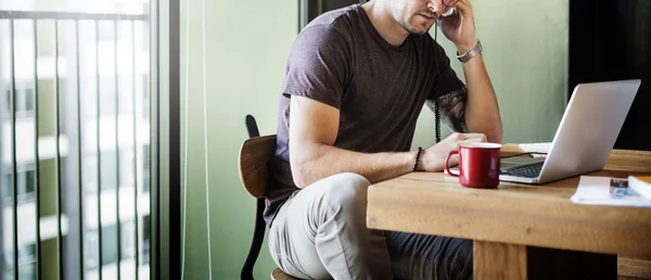 Homem em estúdio com laptop — Fotografia de Stock