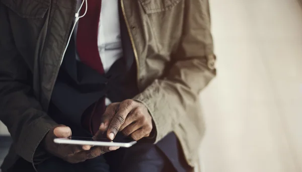 Hombre con tableta digital — Foto de Stock