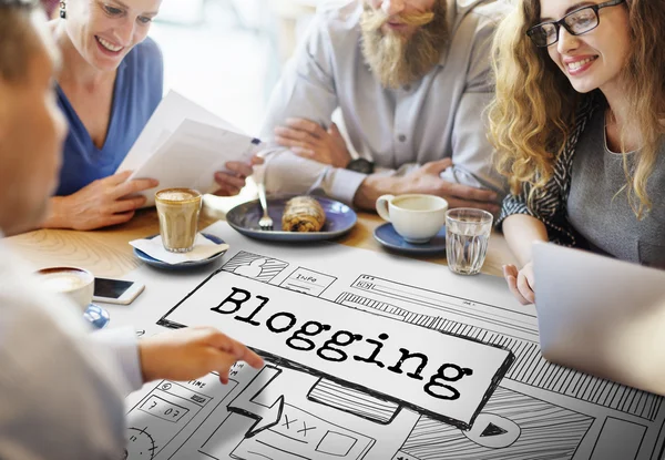 Människor diskuterar om Blogging — Stockfoto