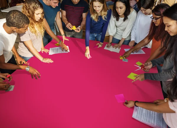 Diversité groupe d'étudiants à la table de travail — Photo