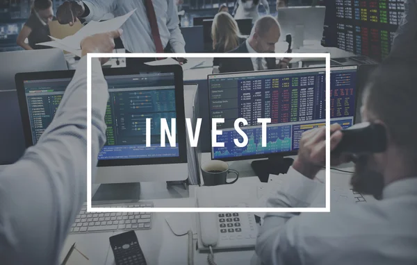 Zakelijke mensen die werken en investeren — Stockfoto