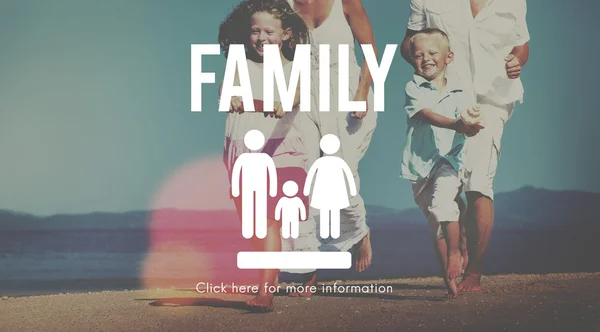 Familia feliz con niños en la playa — Foto de Stock