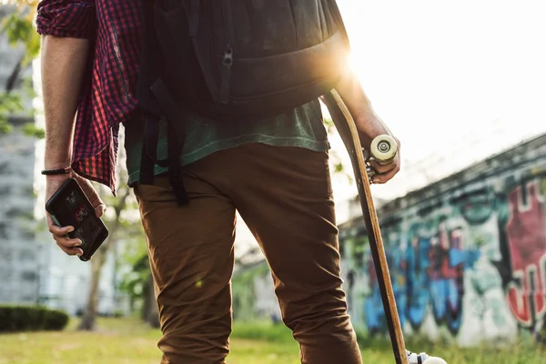 Hipster çocuk kaykay holding — Stok fotoğraf