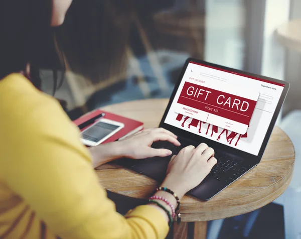 Frau arbeitet mit Laptop — Stockfoto