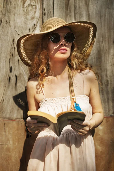Mulher bonita com livro — Fotografia de Stock