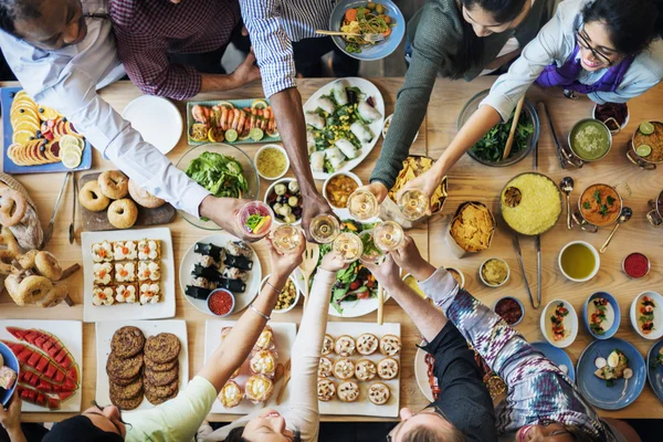 İnsanlar yemek yiyor. — Stok fotoğraf