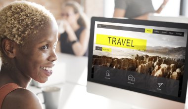 işkadını üstünde bilgisayar seyahat ile çalışma