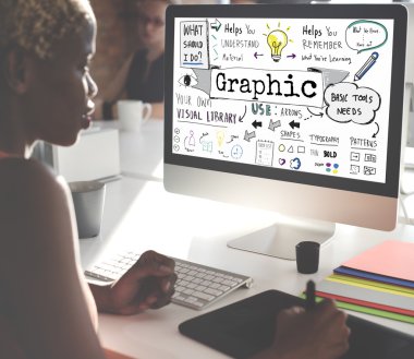 işkadını üstünde bilgisayar grafik ile çalışma