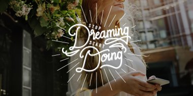 Kız akıllı telefonun ekranında