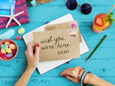 Kartpostal tutan kadın