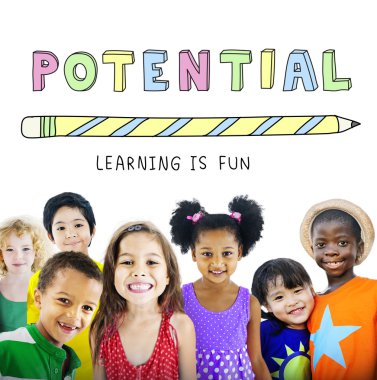 Gülümseyen şirin farklı çocuklar