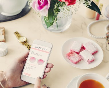 Metin ile akıllı telefon tutan kadın