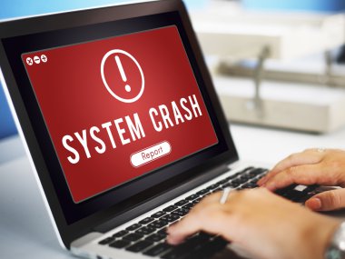 laptop ile çalışan kişi