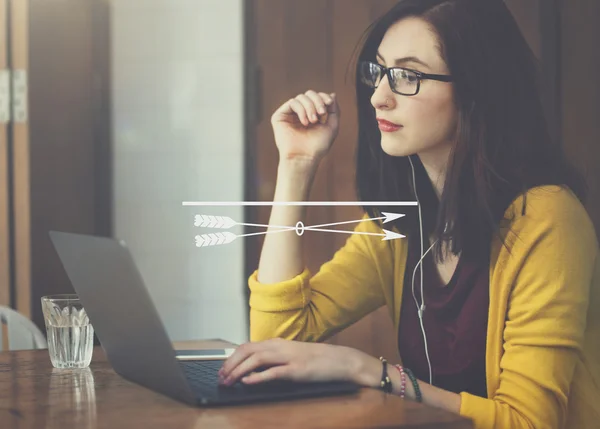 Jovem mulher trabalhando com laptop — Fotografia de Stock