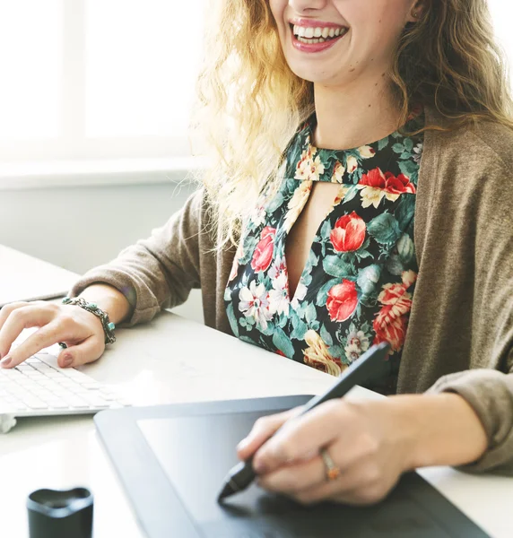 Femme travaillant avec une tablette graphique — Photo