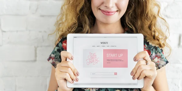 Jonge vrouw bedrijf digitale Tablet PC — Stockfoto