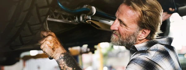 Car Mechanic in Garage — Stock Photo, Image